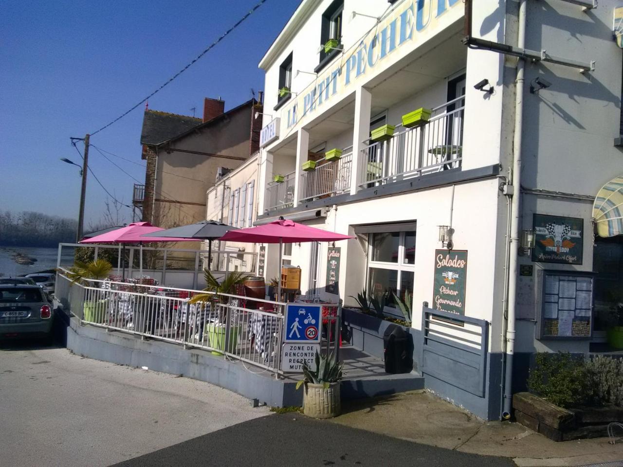 Hotel Le Petit Pêcheur Saint-Florent-le-Vieil Exterior foto